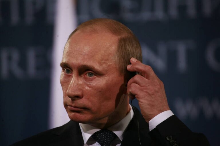 kremlin-claims-apple-helped-nsa-spy-on-diplomats-via-iphone-backdoor-–-source:-gotheregister.com