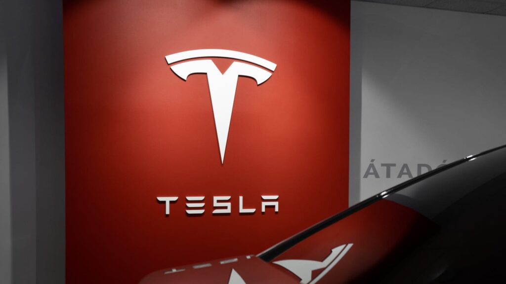 tesla-infotainment-jailbreak-unlocks-paid-features,-extracts-secrets-–-source:-wwwbleepingcomputer.com