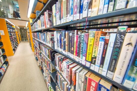 An attorney says she saw her library reading habits reflected in mobile ads. That’s not supposed to happen – Source: go.theregister.com