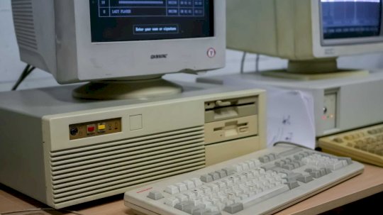 the-lingering-beige-desktop-paradox-–-source:-wwwdarkreading.com
