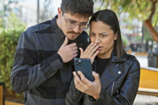 how-to-spot-a-deepfake-on-social-media-–-source:wwwmcafee.com
